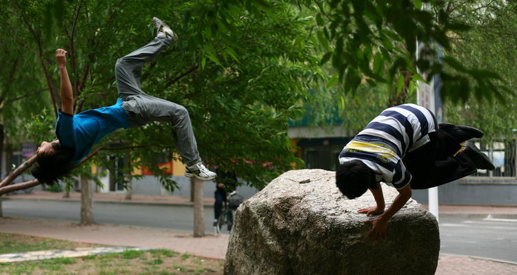 跑酷者街头秀身手(吉林长春Free Leaper跑酷)-跑酷中文网