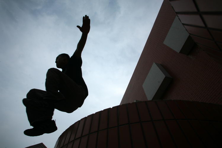 跑酷者街头秀身手(吉林长春Free Leaper跑酷)-跑酷中文网