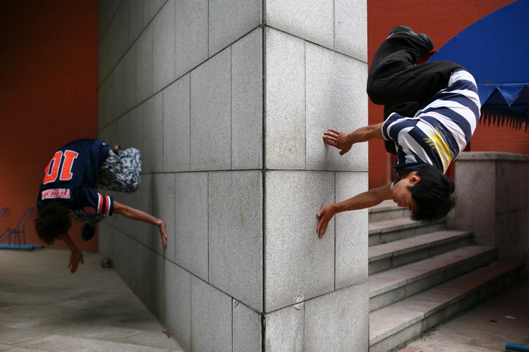 跑酷者街头秀身手(吉林长春Free Leaper跑酷)-跑酷中文网