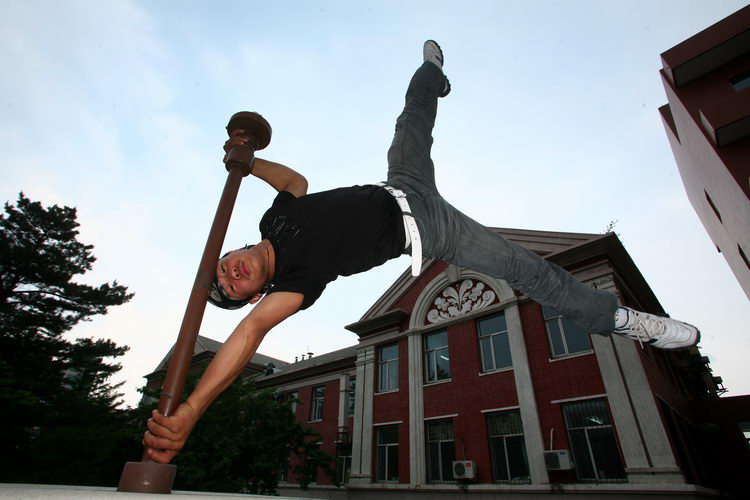 跑酷者街头秀身手(吉林长春Free Leaper跑酷)-跑酷中文网