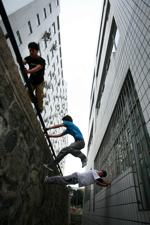 跑酷者街头秀身手(吉林长春Free Leaper跑酷)-跑酷中文网