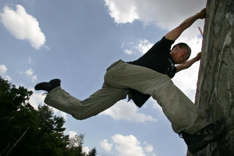 跑酷者街头秀身手(吉林长春Free Leaper跑酷)-跑酷中文网