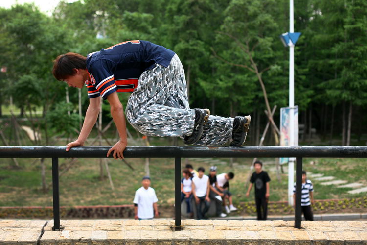 跑酷者街头秀身手(吉林长春Free Leaper跑酷)-跑酷中文网