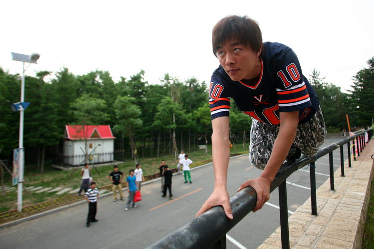 跑酷者街头秀身手(吉林长春Free Leaper跑酷)-跑酷中文网