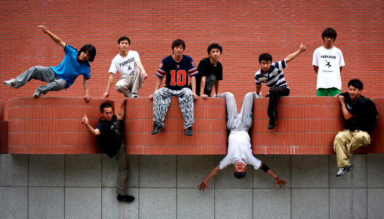 跑酷者街头秀身手(吉林长春Free Leaper跑酷)-跑酷中文网