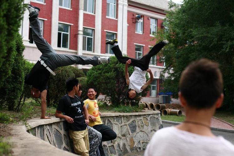跑酷者街头秀身手(吉林长春Free Leaper跑酷)-跑酷中文网