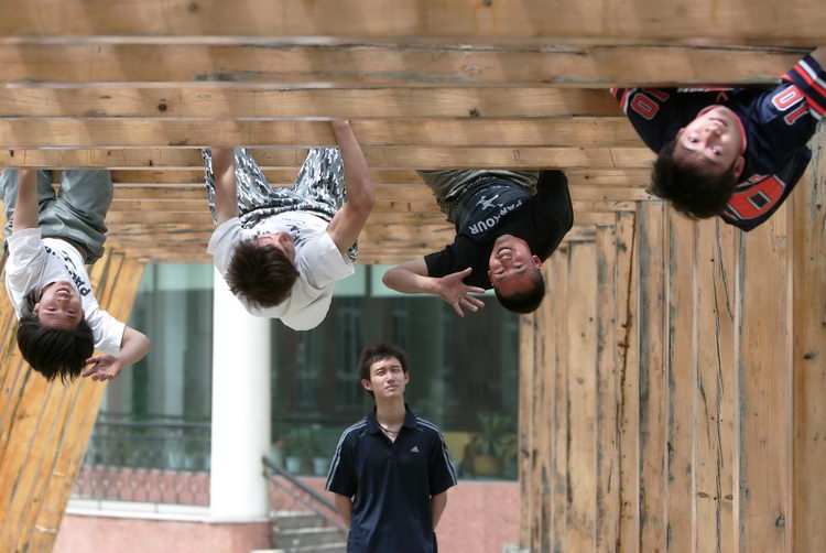 跑酷者街头秀身手(吉林长春Free Leaper跑酷)-跑酷中文网