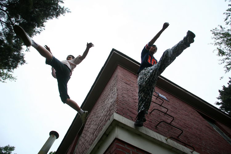跑酷者街头秀身手(吉林长春Free Leaper跑酷)-跑酷中文网