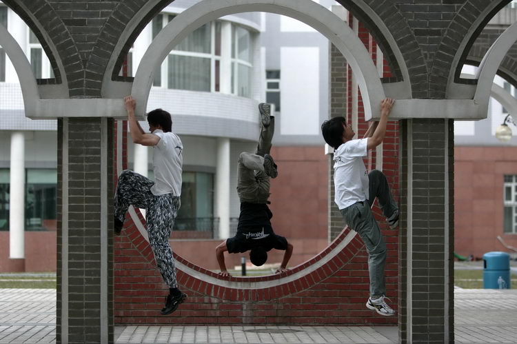 跑酷者街头秀身手(吉林长春Free Leaper跑酷)-跑酷中文网