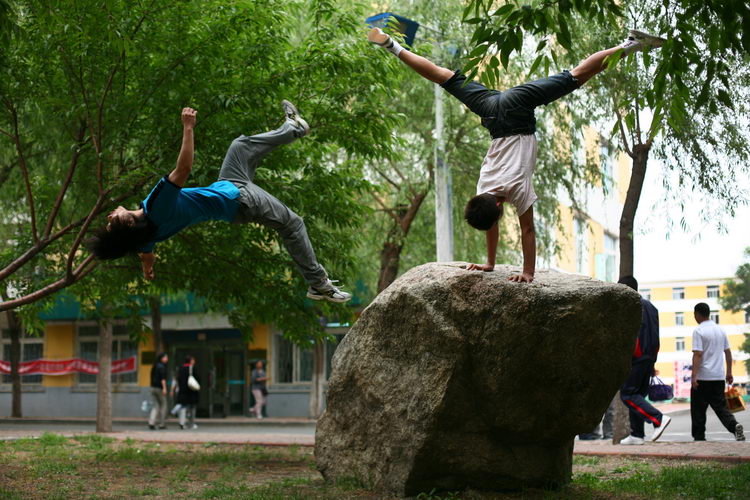 跑酷者街头秀身手(吉林长春Free Leaper跑酷)-跑酷中文网