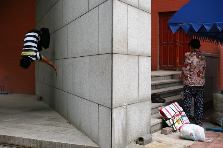 跑酷者街头秀身手(吉林长春Free Leaper跑酷)-跑酷中文网