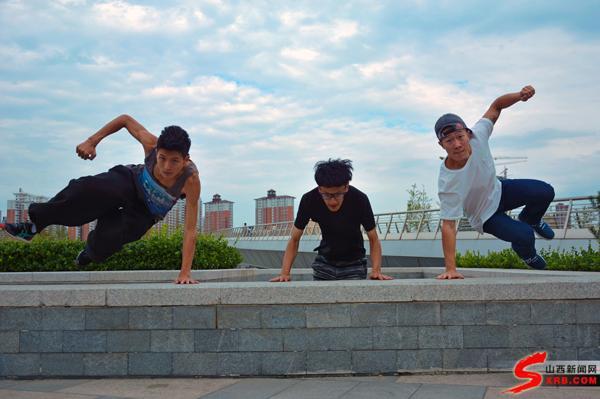 太原街头跑酷少年创立团队宣扬跑酷运动