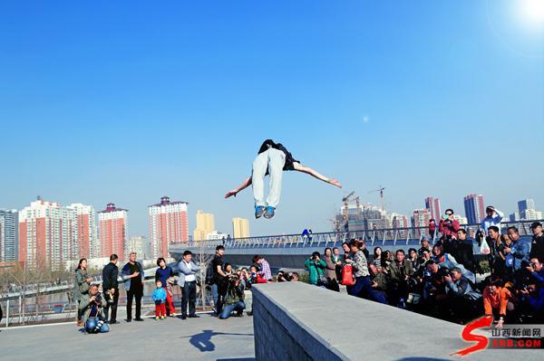 太原街头跑酷少年创立团队宣扬跑酷运动-跑酷中文网