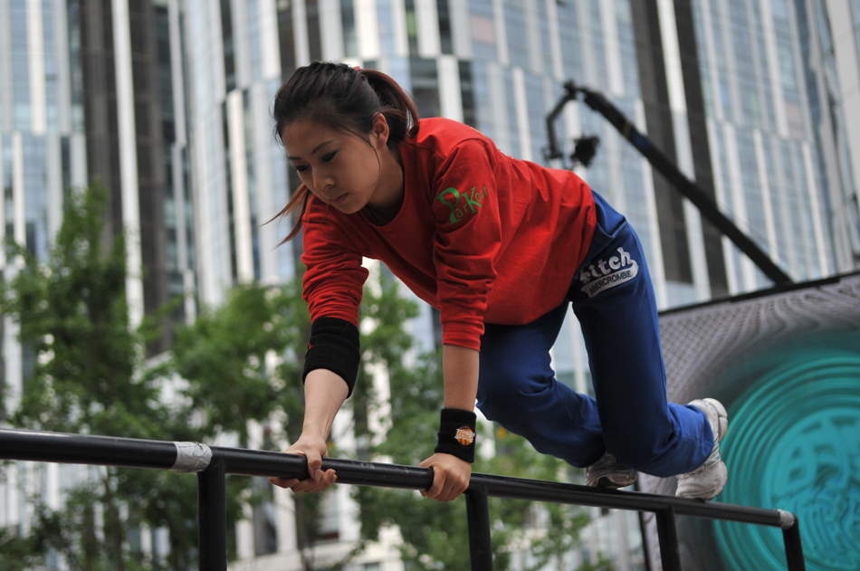 跑酷女选手首度战京城 创世界跑酷大赛首例(图)